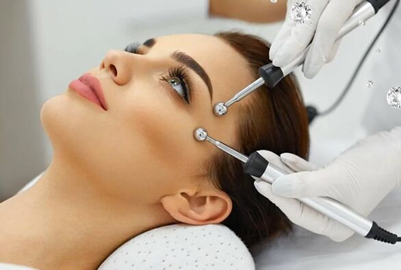 La terapia de microcorriente es un método de hardware para el rejuvenecimiento de la piel facial. 