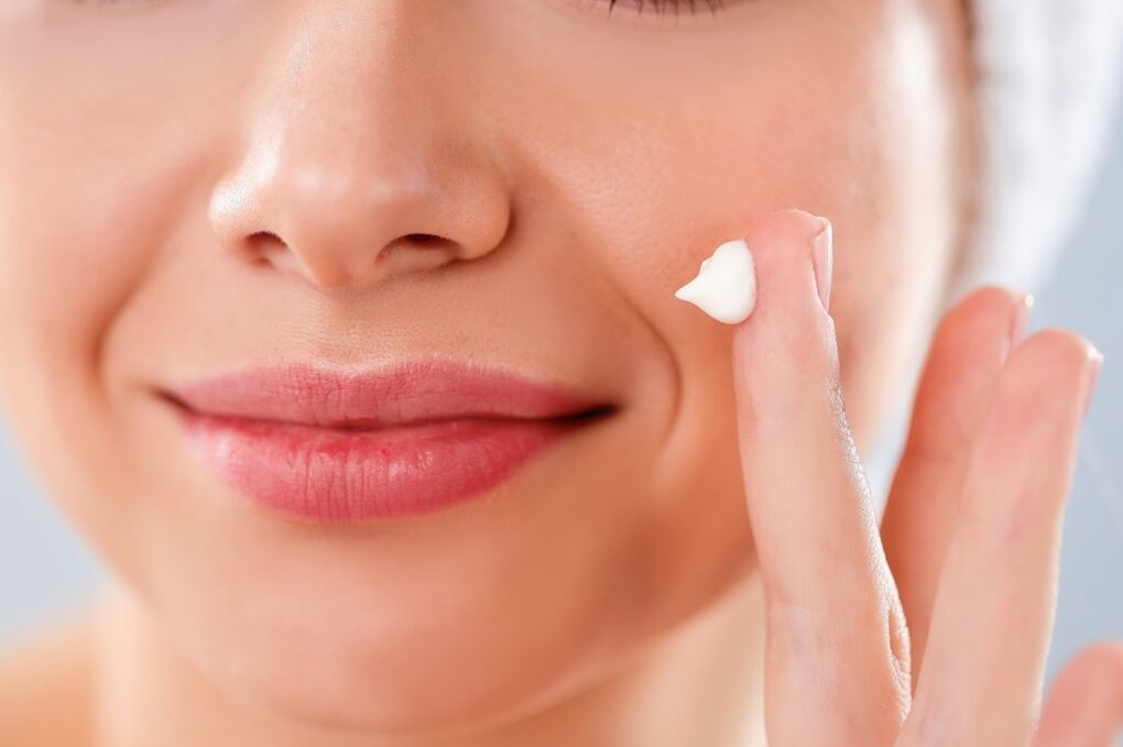 aplicar una crema en el rostro para rejuvenecer la piel