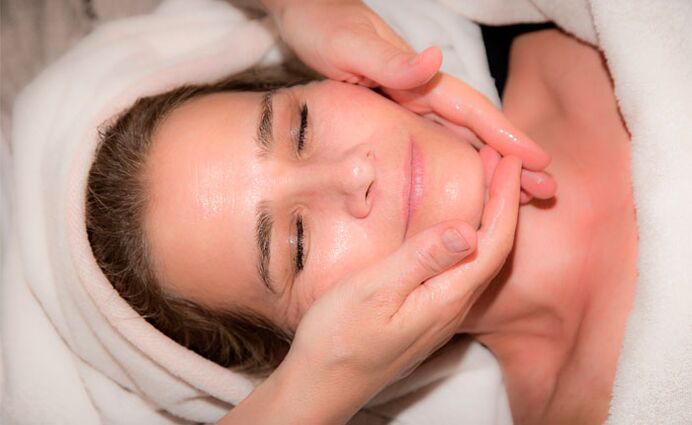 Masaje facial regenerador con aceite cosmético